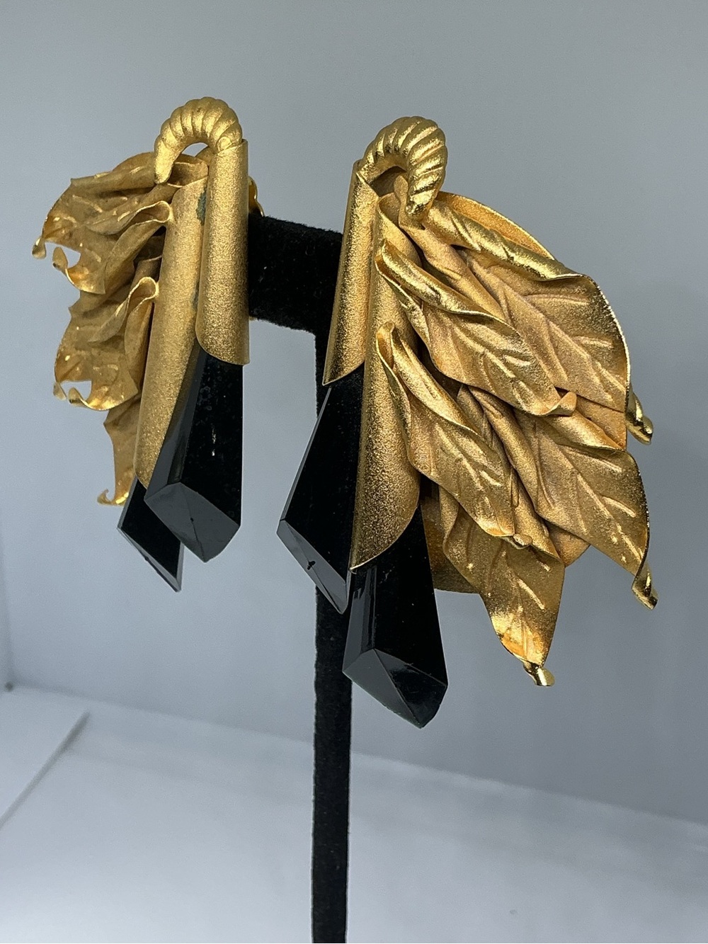 Vintage Couture Statement Earrings Gold Leaf Black Lucite Dagger Drop Clip On - Picture 3 of 9